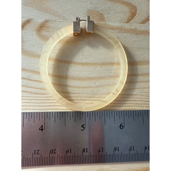 Marbled Acrylic Hoop Earrings With Gold-Tone Clasps Retro Style Jewelry - Picture 3 of 4